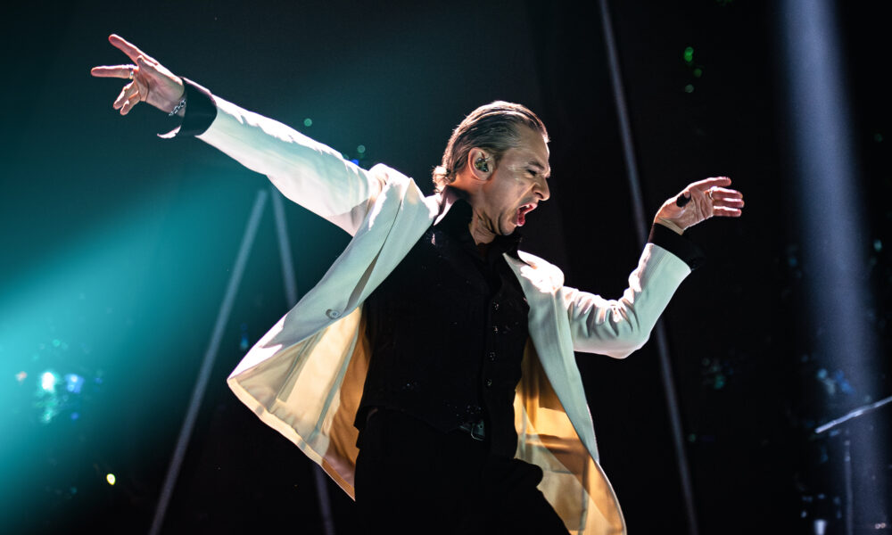Dave Gahan dei Depeche Mode in concerto all'Inalpi Arena di Torino