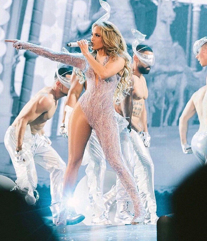 JLO Jennifer Lopez - Foto free creative commons tratta da: https://commons.wikimedia.org/wiki/File:Jennifer_Lopez_Live_during_Its_my_party_tour.jpg