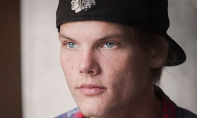Avicii foto free creative commons tratta da: https://commons.wikimedia.org/wiki/File:Avicii_2014_003.jpg