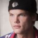 Avicii foto free creative commons tratta da: https://commons.wikimedia.org/wiki/File:Avicii_2014_003.jpg