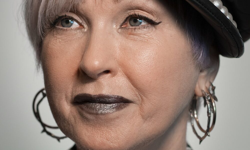 Cyndi Lauper foto free creative commons tratta da: https://commons.wikimedia.org/wiki/File:CyndiLauper2022.jpg